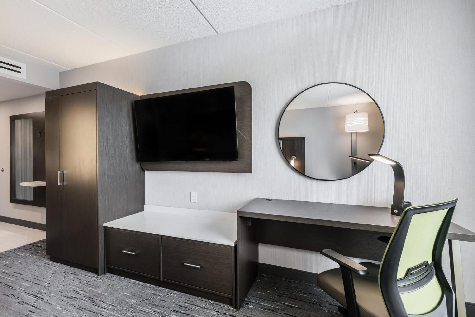 Holiday Inn Express & Suites - Toronto Airport South By Ihg Exterior photo
