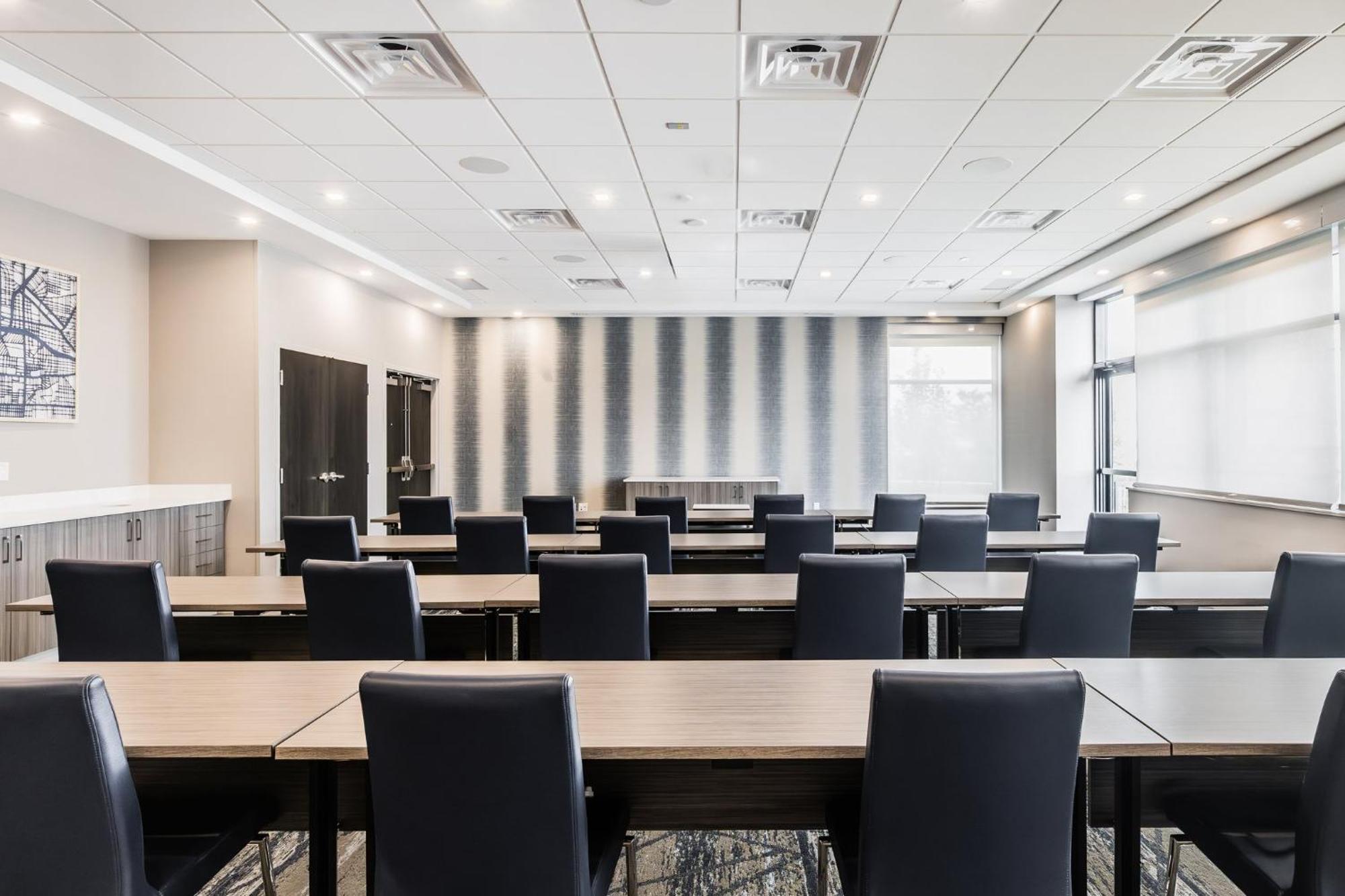 Holiday Inn Express & Suites - Toronto Airport South By Ihg Exterior photo