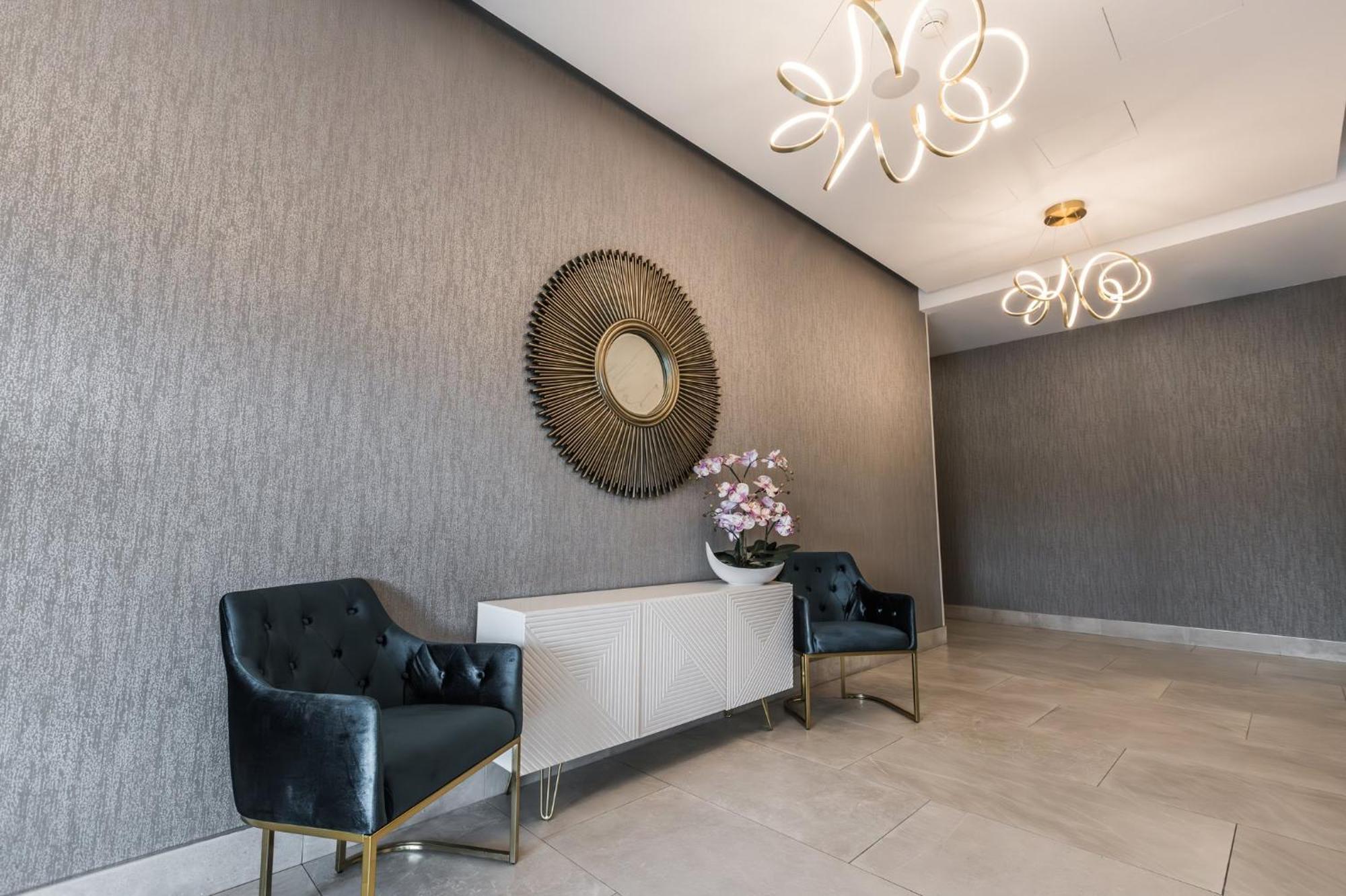 Holiday Inn Express & Suites - Toronto Airport South By Ihg Exterior photo