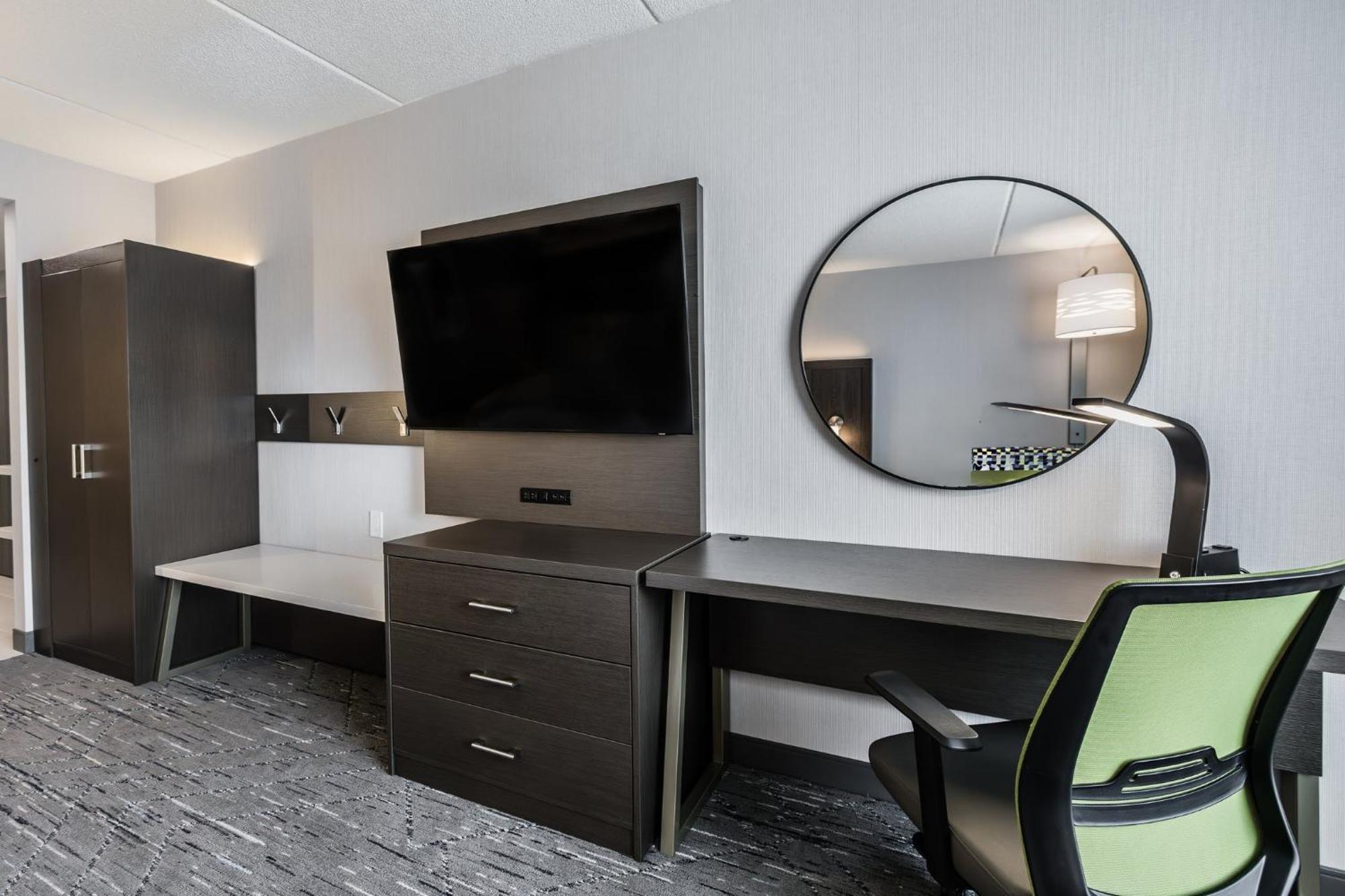 Holiday Inn Express & Suites - Toronto Airport South By Ihg Exterior photo