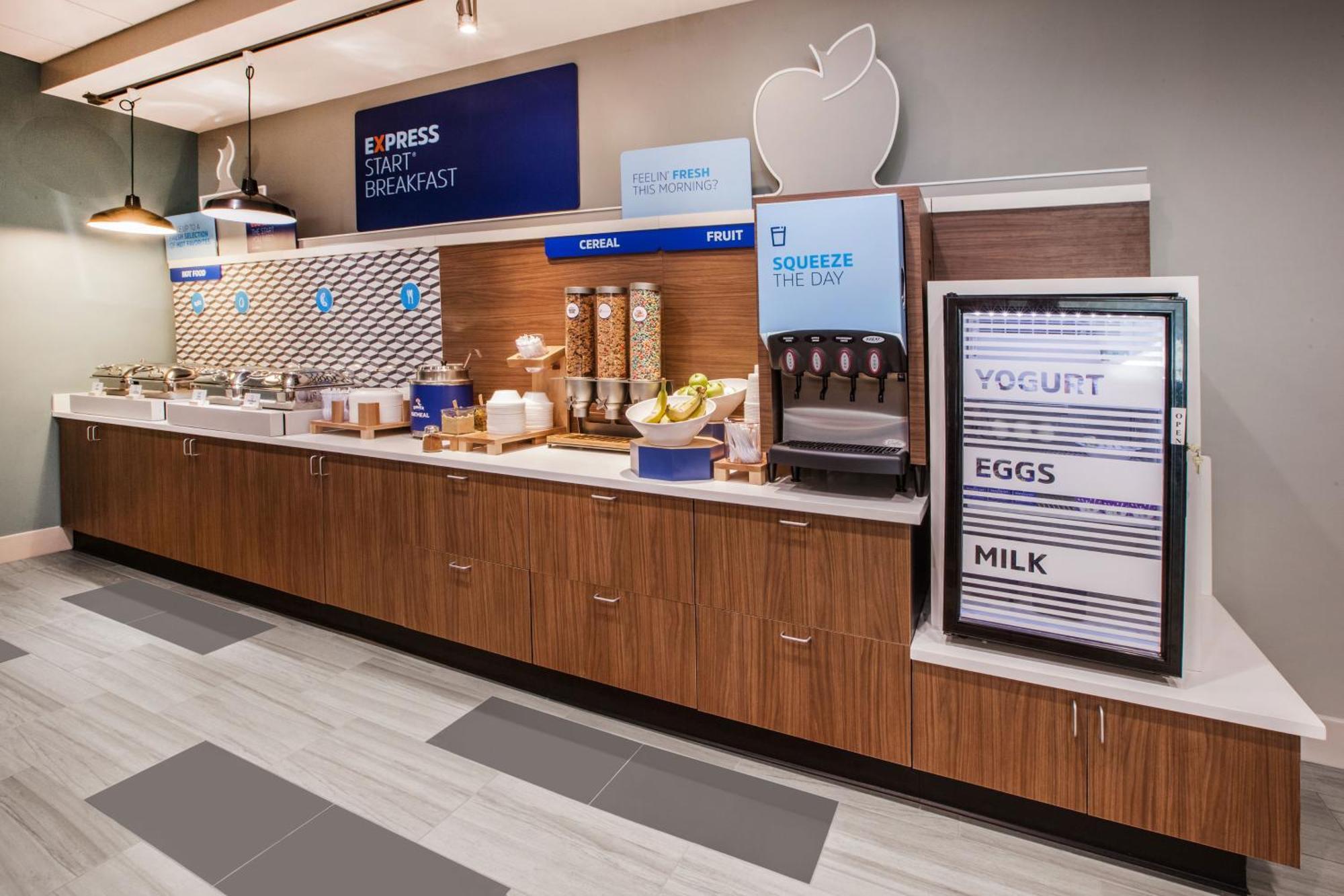 Holiday Inn Express & Suites - Toronto Airport South By Ihg Exterior photo
